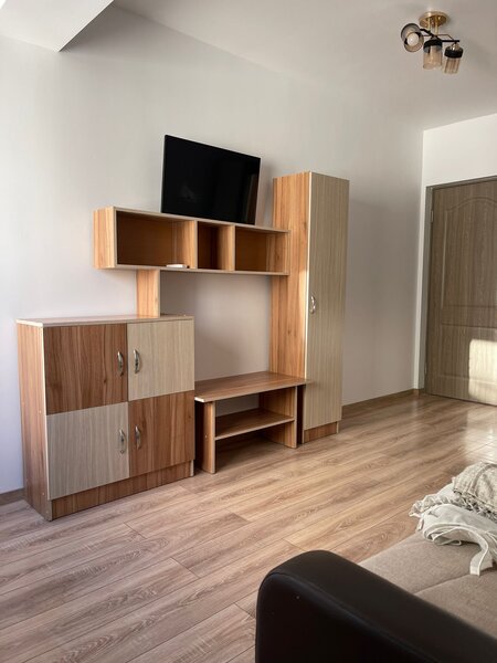 Bdul Brancoveanu, Sector 4, inchiriez apartament decomandat.